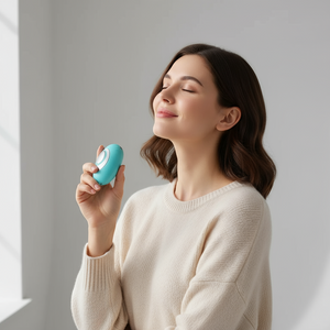 Mulher usando dispositivo Sandalfon