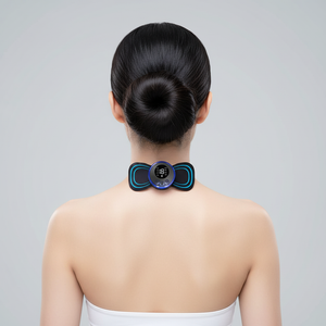 Mulher usando massageador no pescoço